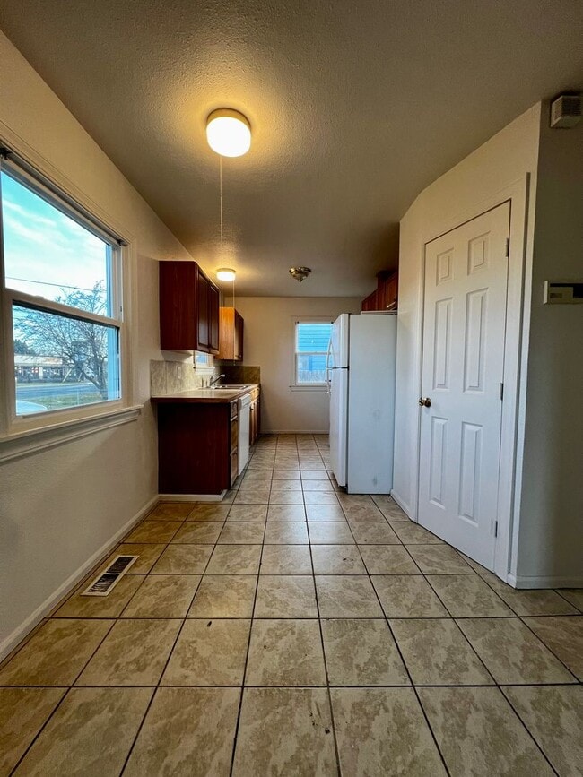 Building Photo - 1408 S 3rd Ave