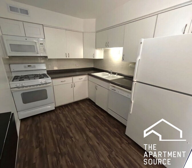 Building Photo - 6325 N Sheridan Rd