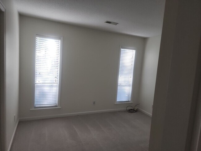 Building Photo - 4100 Sedgewood Dr
