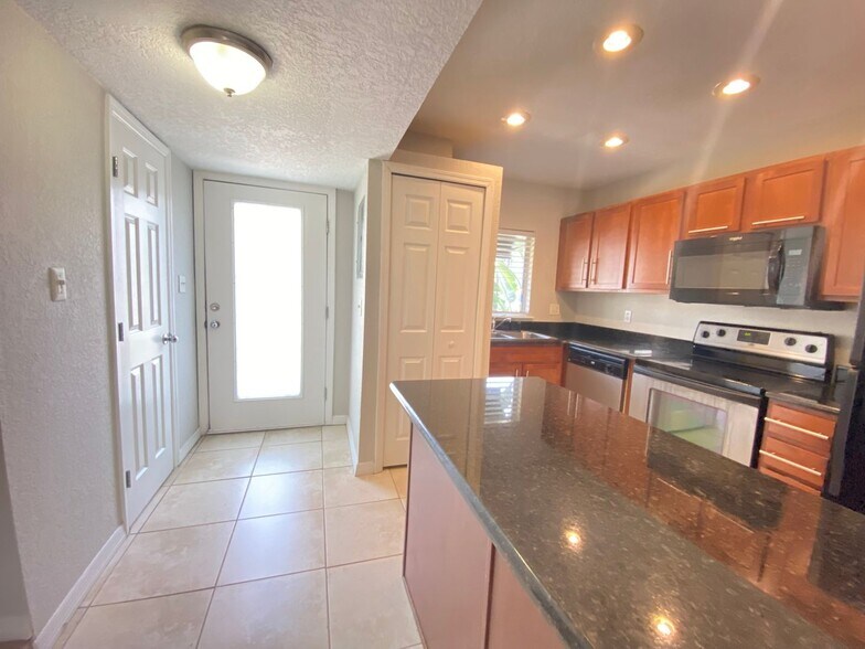 Building Photo - Beautiful 2/1.5 Condo in Orlando! New Carpet!