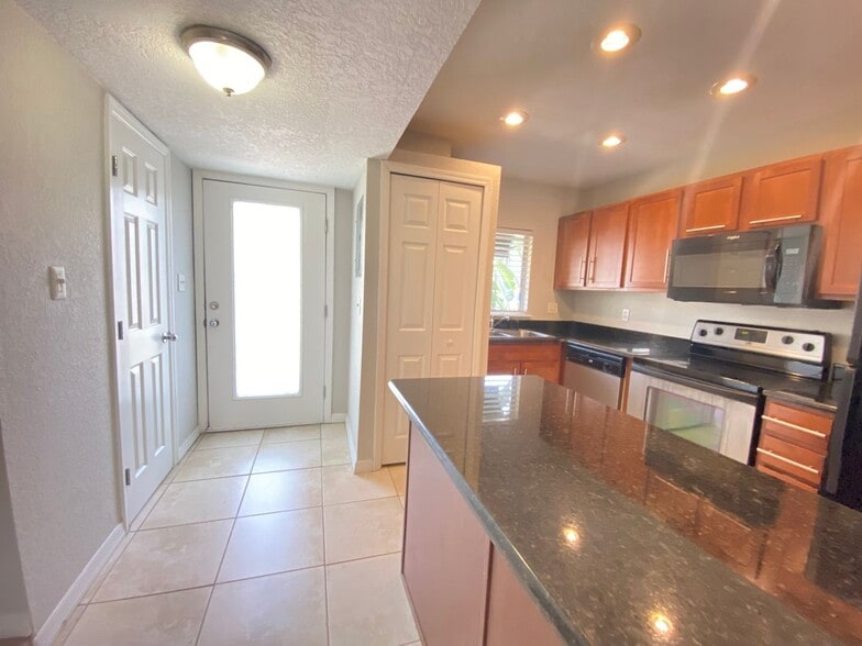 Building Photo - First months rent Half off! Beautiful 2/1.5 Condo in Orlando! New Carpet!