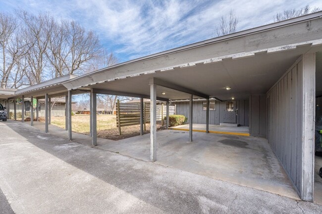Building Photo - Hickory Village 55 Plus, LLC - 3700 E Cherry St Springfield, MO 65809