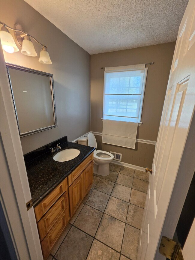 Building Photo - 4580 Shadowlawn Rd