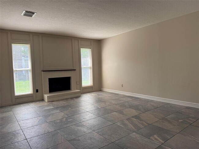 Building Photo - 10810 Sugar Hill Dr
