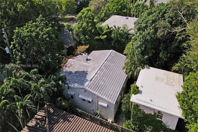 Building Photo - 669 NE 60th St