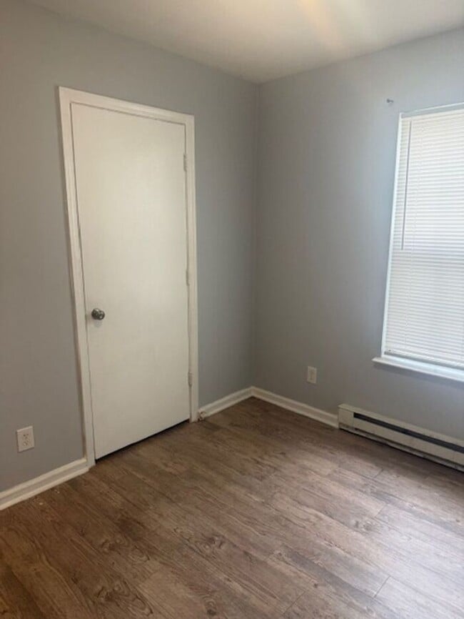 Building Photo - Three Bedroom Apartment in Norfolk