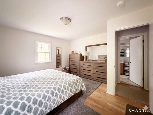 Building Photo - 4 Cranbury Woods Rd