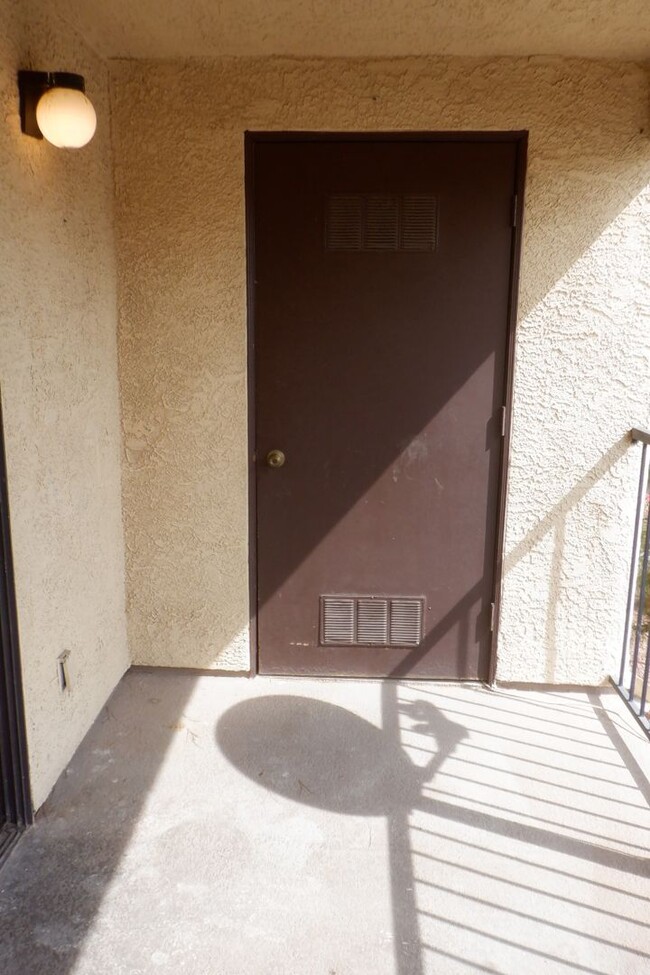 Building Photo - Two Bedroom Upstairs Condo Located in Hend...