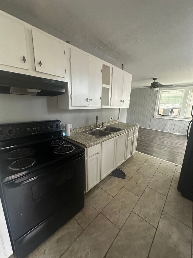 Building Photo - Remolded 2 bedroom 1 bath over a huge 2 car garage