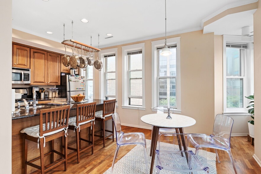 Building Photo - 104 W Oak St