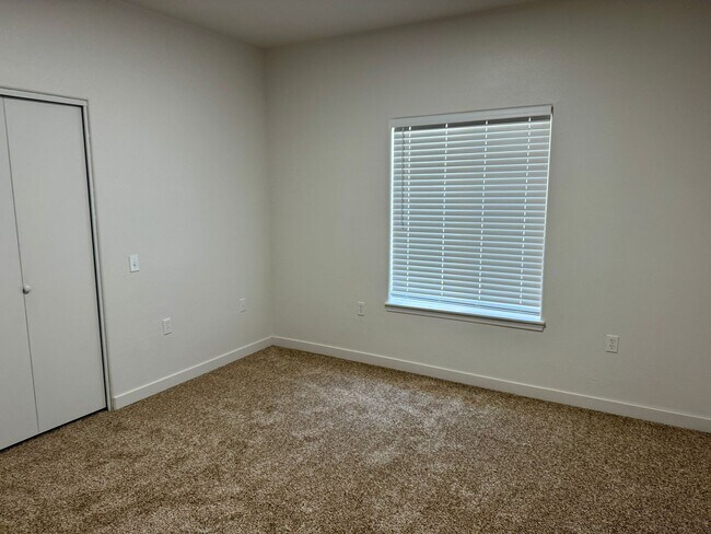 Building Photo - Amazing Remodel-5 Bed 3 bath duplex unit