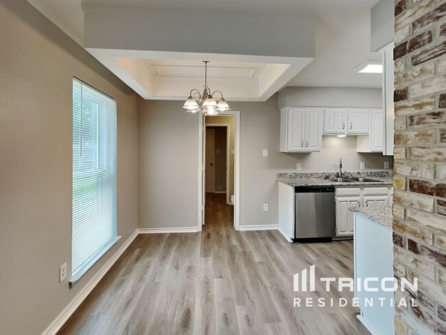 Building Photo - 828 W Embercrest Dr
