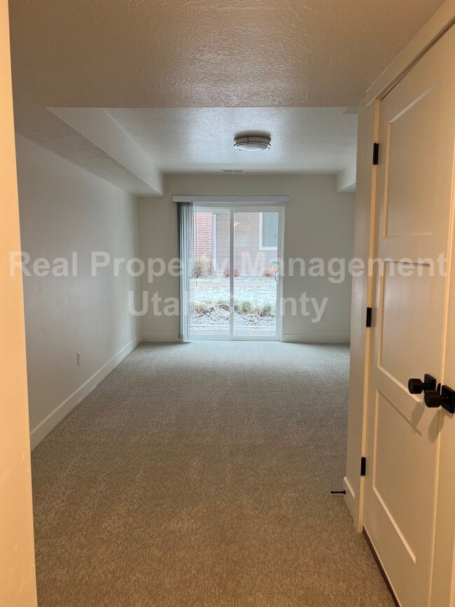 Building Photo - Newer American Fork Townhouse