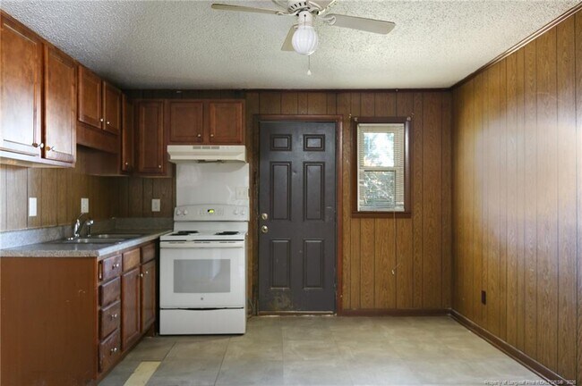 Building Photo - 1045 Rulnick St
