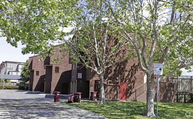 Building Photo - Sycamore Square