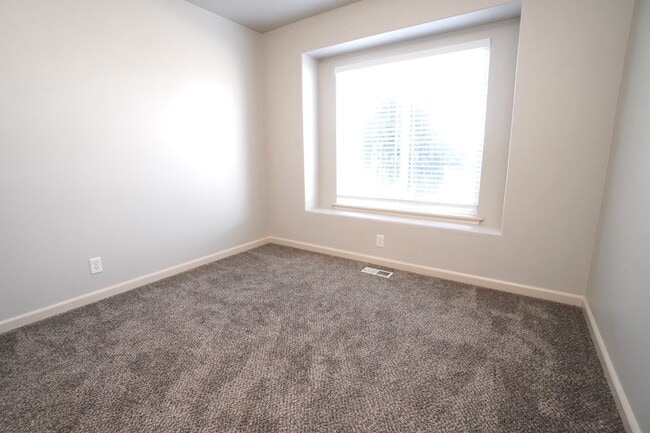 Building Photo - 1445 W Silver Salmon Dr