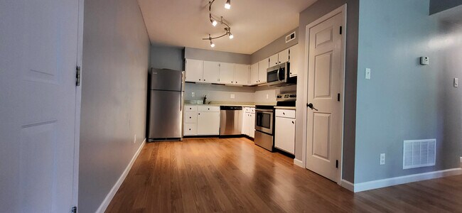 Building Photo - 701 Ridgeside Dr