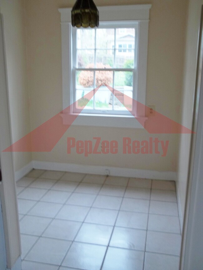 Building Photo - 1331 Amherst Pl