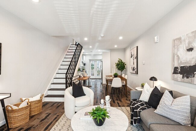 Building Photo - Grays Ferry beauty!