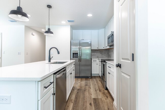 Building Photo - 102 Lois Pl