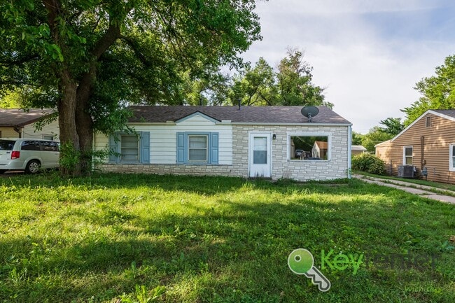 Primary Photo - Cute 3 bedroom house near shopping, restau...