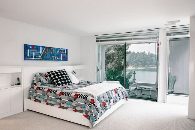 Building Photo - One of a kind private estate on Gravelly L...
