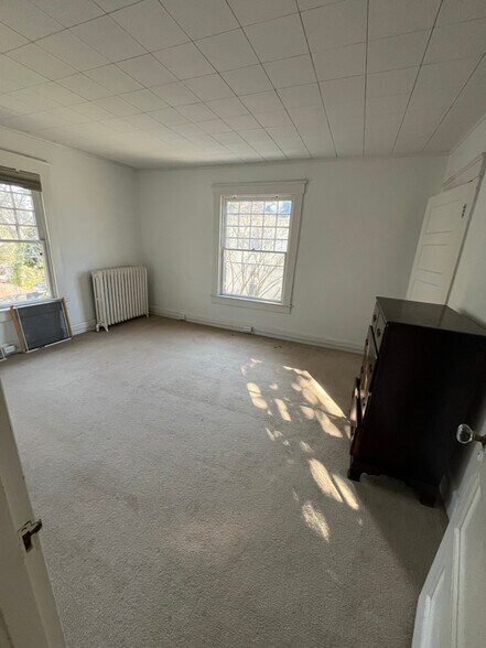 Building Photo - 310 Oakley St