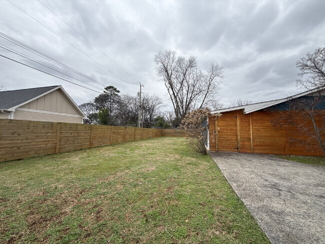 Building Photo - "Renovated 3-Bed Oasis with Granite Kitchen & Cozy Fireplace in Huntsville!"