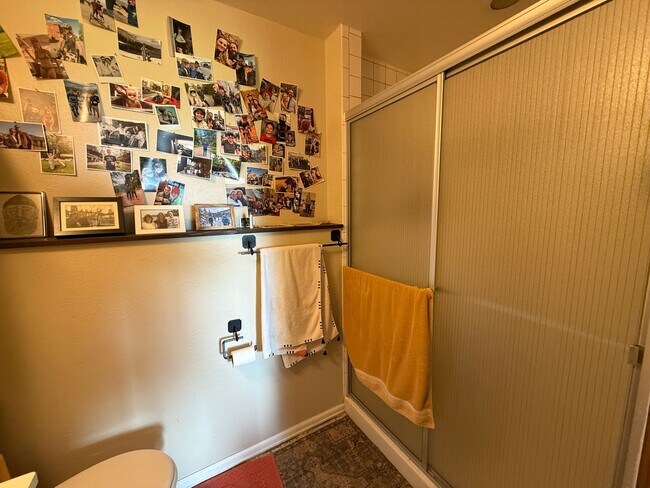 Building Photo - Spacious End-Unit Townhome in Scenic Shana...