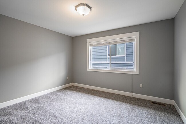 Building Photo - 3 Bedroom Townhome at The Vineyard