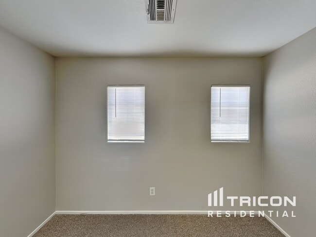 Building Photo - 1251 Golden Apple St