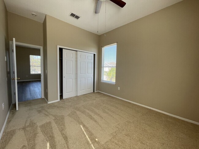 Building Photo - Amazing Large 4/2 Pool Home in Orlando