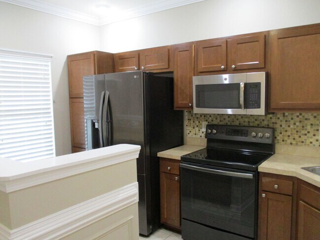Building Photo - 3 Bedroom Townhouse with a Loft Area and a...
