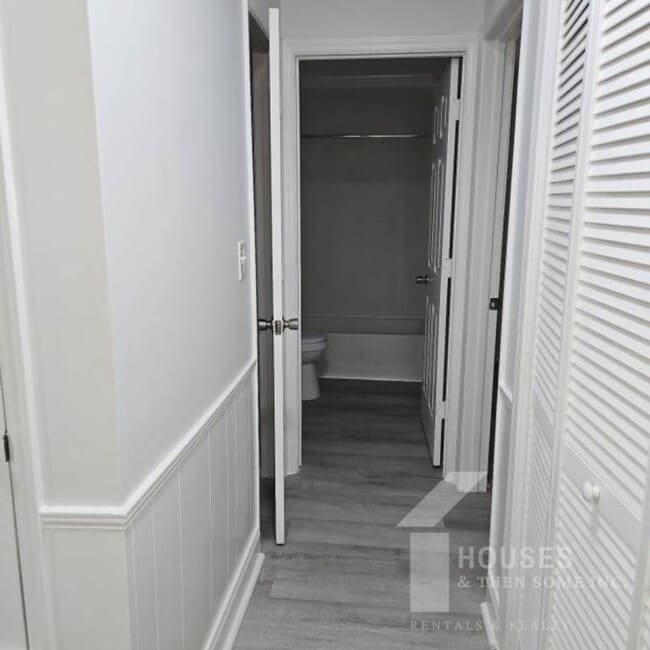 Building Photo - 10 River Ct