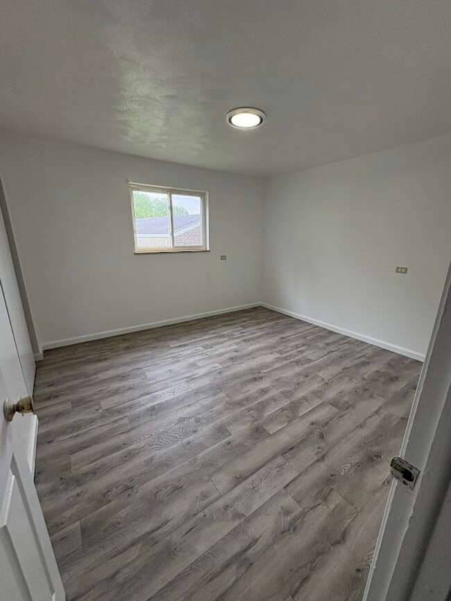 Building Photo - Two bedroom one bathroom apartment for rent