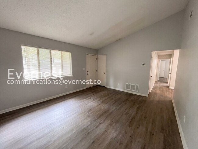 Building Photo - 3-Bed/1.5-Bath Home with Fenced Yard/Pet Friendly/Available Soon!