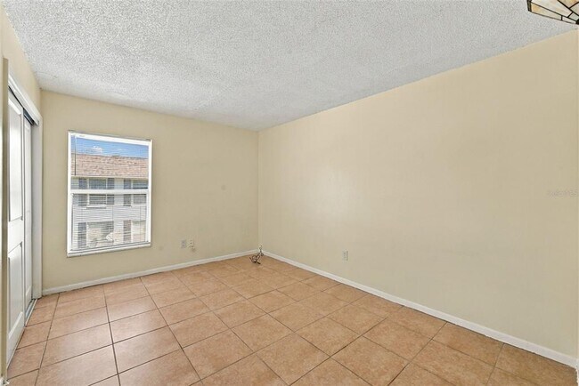 Building Photo - 905 W Oak Ridge Rd
