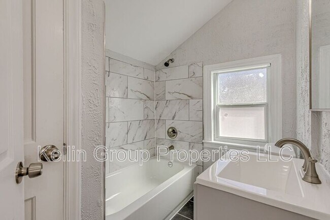 Building Photo - 875 19th Ave S
