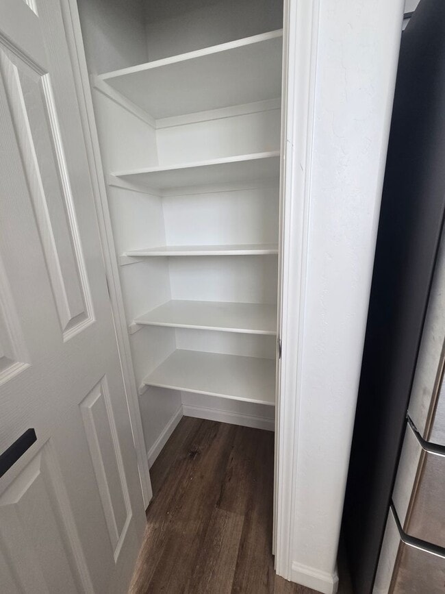 Building Photo - 3 BR 2.5 BA Available Now