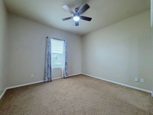 Building Photo - Northeast El Paso 3 Bed/2 Bath Refrig A/C