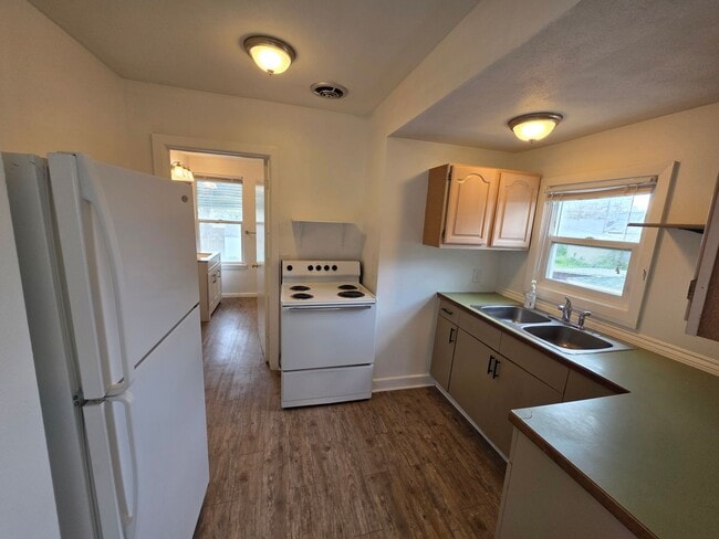 Building Photo - 613 W Knox Ave