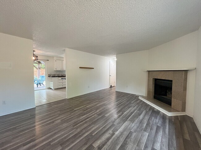 Building Photo - Spacious Yet Cozy 3BR/2BA Home with Garage...