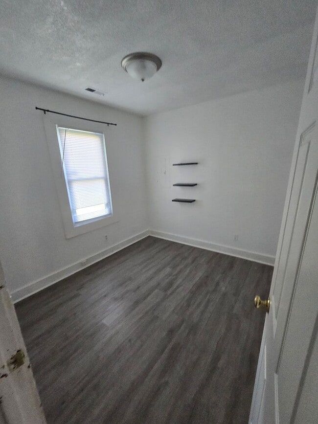 Building Photo - Adorable 3 bed 1 bath house! Spacious unit!