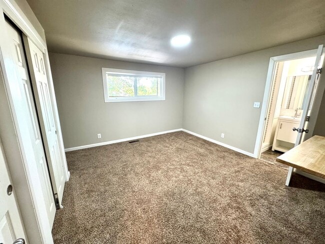 Building Photo - Spacious 4-Bed, 2-Bath Duplex – Utilities ...