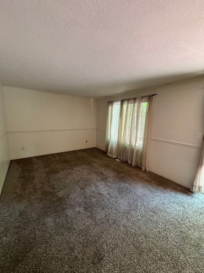 Building Photo - East Roseburg 3 bedroom 2 bath close to Ea...