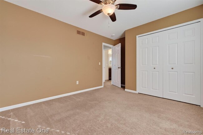 Building Photo - 699 Bay Pointe Dr
