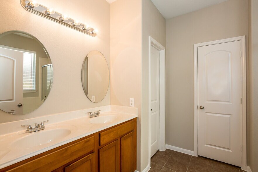 Building Photo - 6015 Starbrook Creek Dr