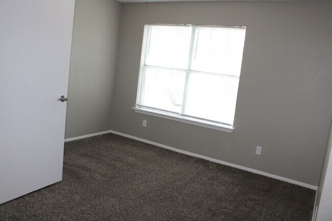 Building Photo - 526 Glen Cove St