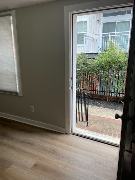 Building Photo - 90 E 8th Ave