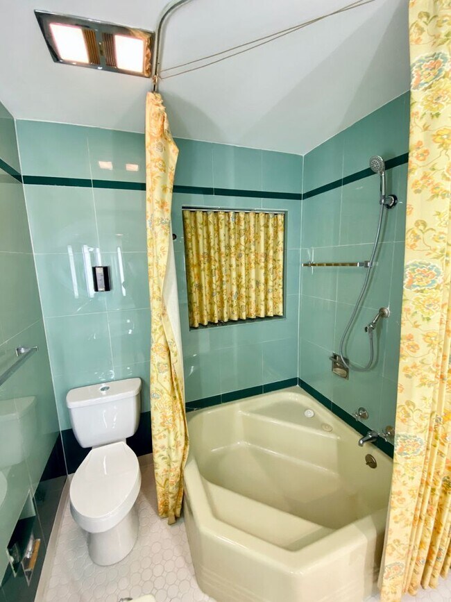 Building Photo - Remodeled Westgate Home with Attached Prof...